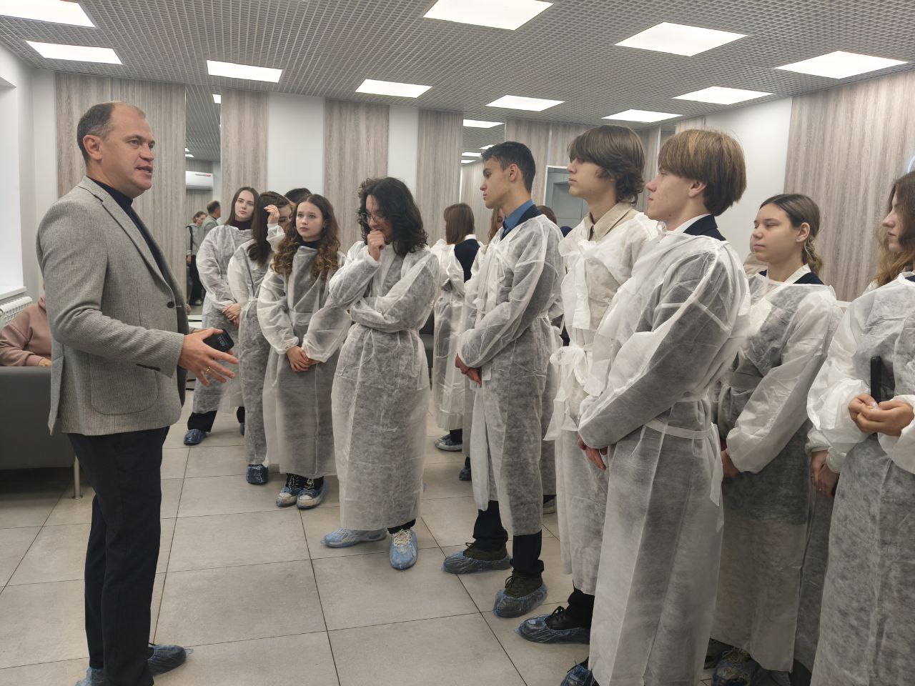 Шаг к профессии: подольских лицеистов вдохновила экскурсия в обновлённую городскую стоматологию на улице Красной, 5