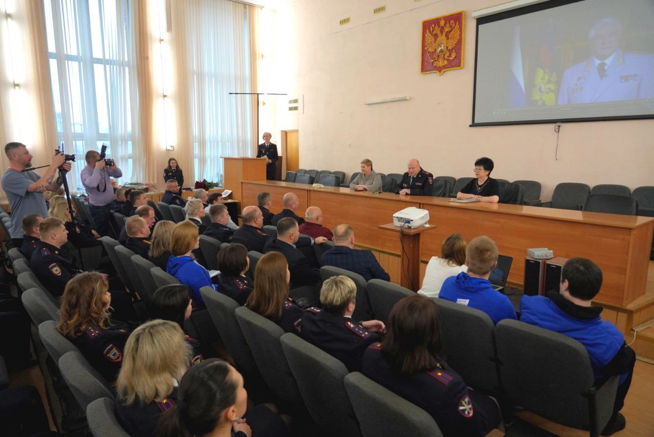 Вместе с председателем Совета депутатов Ритой Григорьевной Тихомировой поздравили сотрудников и ветеранов УМВД Сергиево-Посадского округа с Днем работников органов внутренних дел, вручили грамоты и благодарности Вместе с председателем Совета депутатов Ритой Григорьевной Тихомировой поздравили сотрудников и ветеранов УМВД Сергиево-Посадского округа с Днем работников органов внутренних дел, вручили грамоты и благодарности