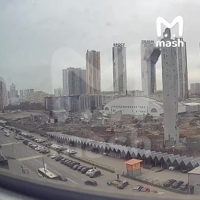 Один человек пострадал из-за обрушения части горнолыжного комплекса "Снежком" в подмосковном Красногорске — его накрыло волной камней и песка