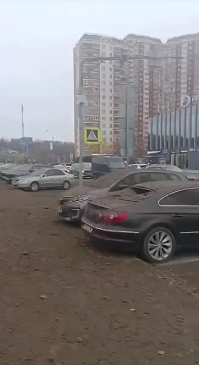 Множество припаркованных автомобилей повреждены в результате обрушения конструкции при сносе комплекса «Снежком» в Красногорске