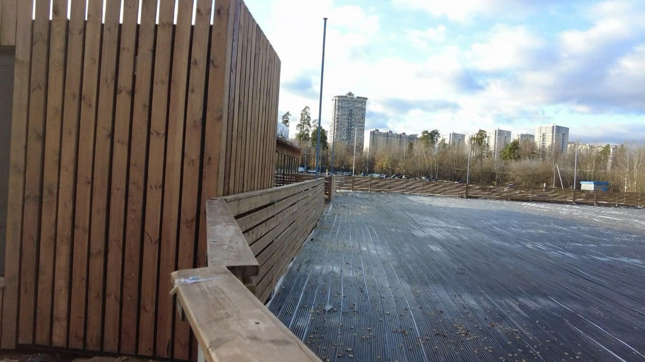 Бесплатный каток на стадионе «Сатурн» готовят к открытию Бесплатный каток на стадионе «Сатурн» готовят к открытию