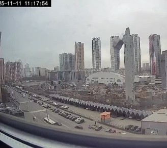 Опора комплекса "Снежком", который сейчас демонтируют, обрушилась в подмосковном Красногорске, упав на дорогу