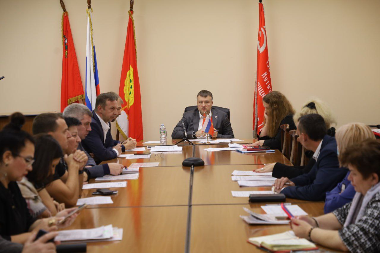 Главой Городского округа Серпухов Алексеем Шимко проведено рабочее совещание с представителями управляющих компаний, на котором были рассмотрены текущие вопросы