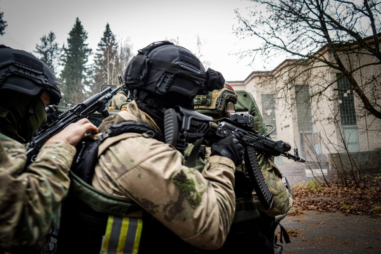 В Подмосковье сотрудники спецподразделения Росгвардии провели тактико-специальные учения В Подмосковье сотрудники спецподразделения Росгвардии провели тактико-специальные учения