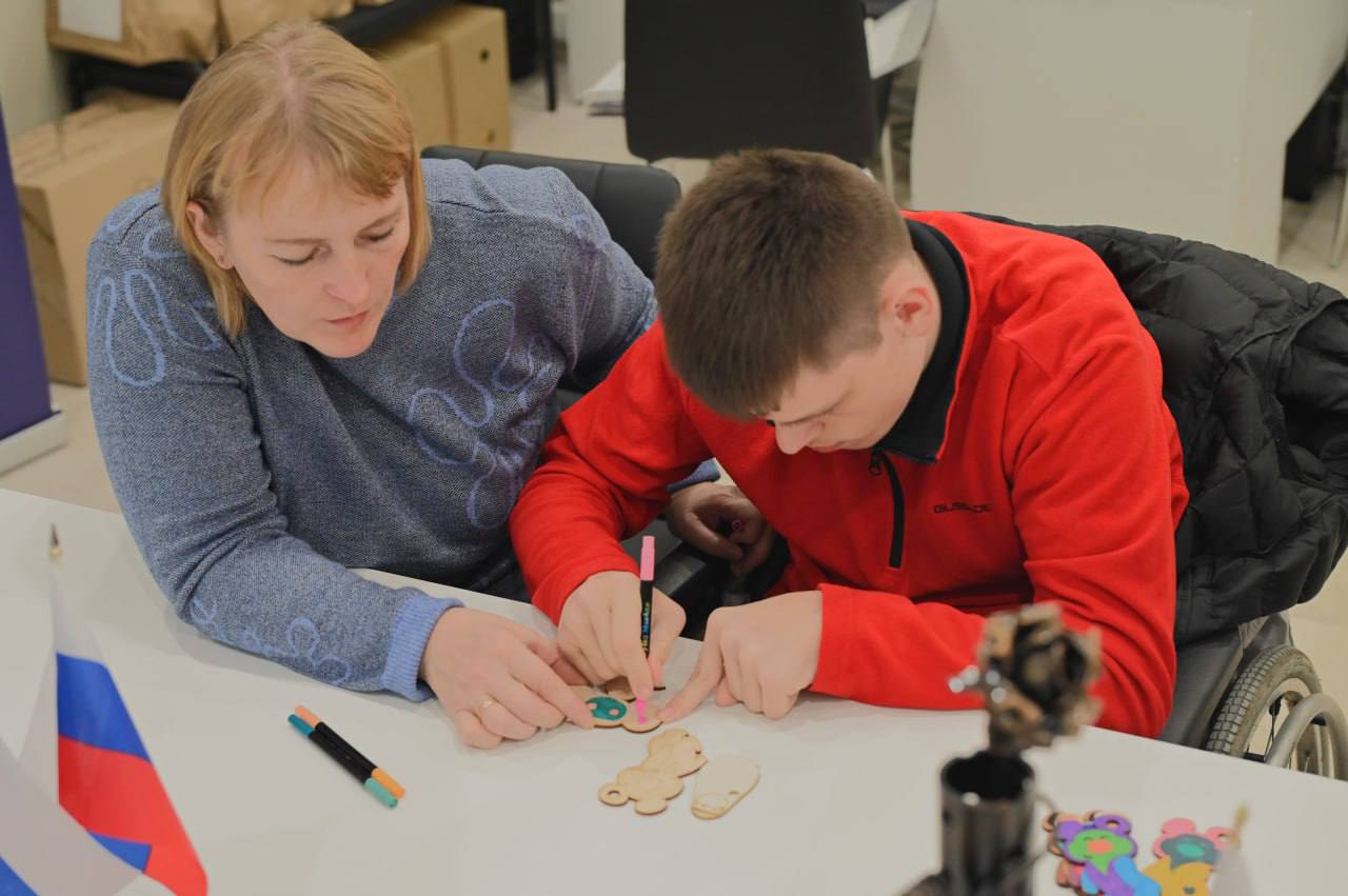 Мастер-класс для детей с особенностями провели в Центре поддержки участников СВО Мастер-класс для детей с особенностями провели в Центре поддержки участников СВО