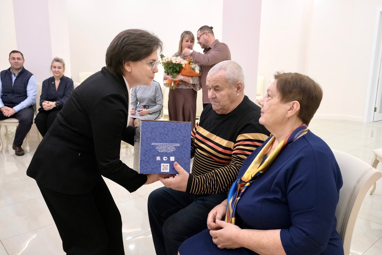 В Красногорском ЗАГСе торжественно отметили юбилеи супружеской жизни В Красногорском ЗАГСе торжественно отметили юбилеи супружеской жизни