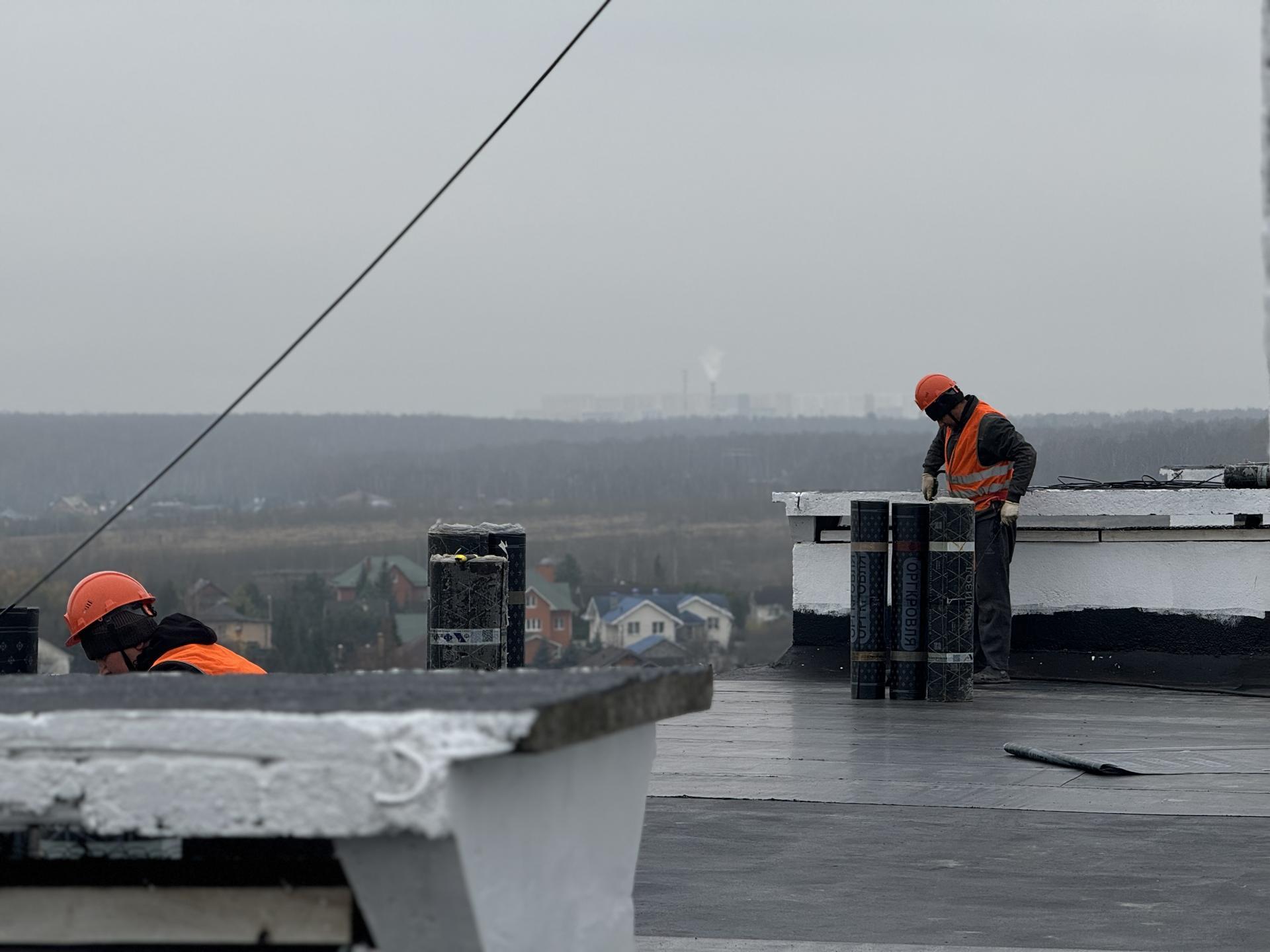 В поселке Молоково Ленинского городского округа в доме №6 активно ведутся работы по капитальному ремонту плоской кровли площадью 1500 квадратных метров В поселке Молоково Ленинского городского округа в доме №6 активно ведутся работы по капитальному ремонту плоской кровли площадью 1500 квадратных метров