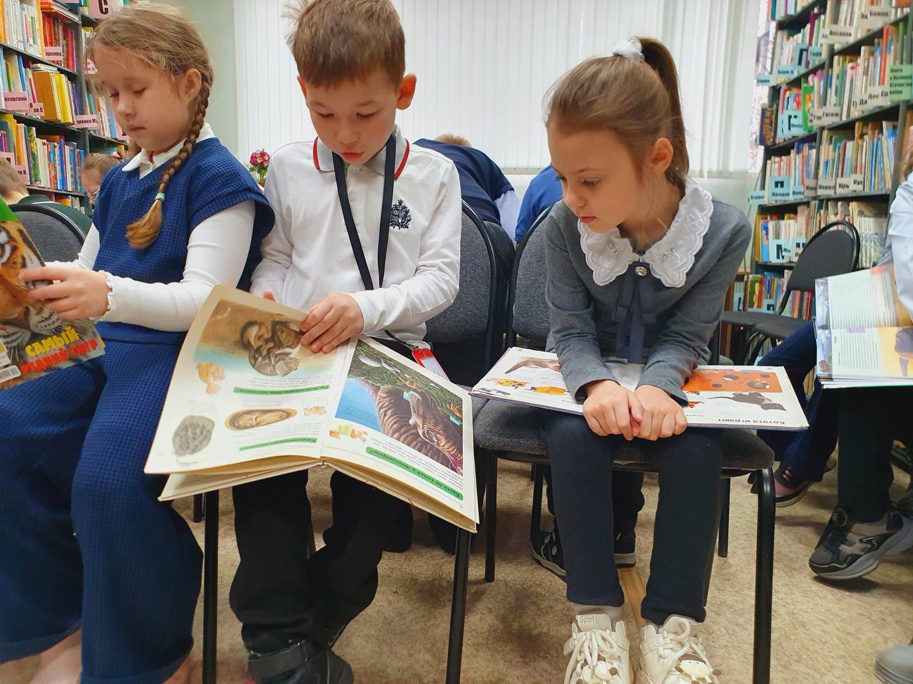 Читатели – книжек почитатели погрузились в атмосферу библиотеки муниципального округа Чехов Читатели – книжек почитатели погрузились в атмосферу библиотеки муниципального округа Чехов