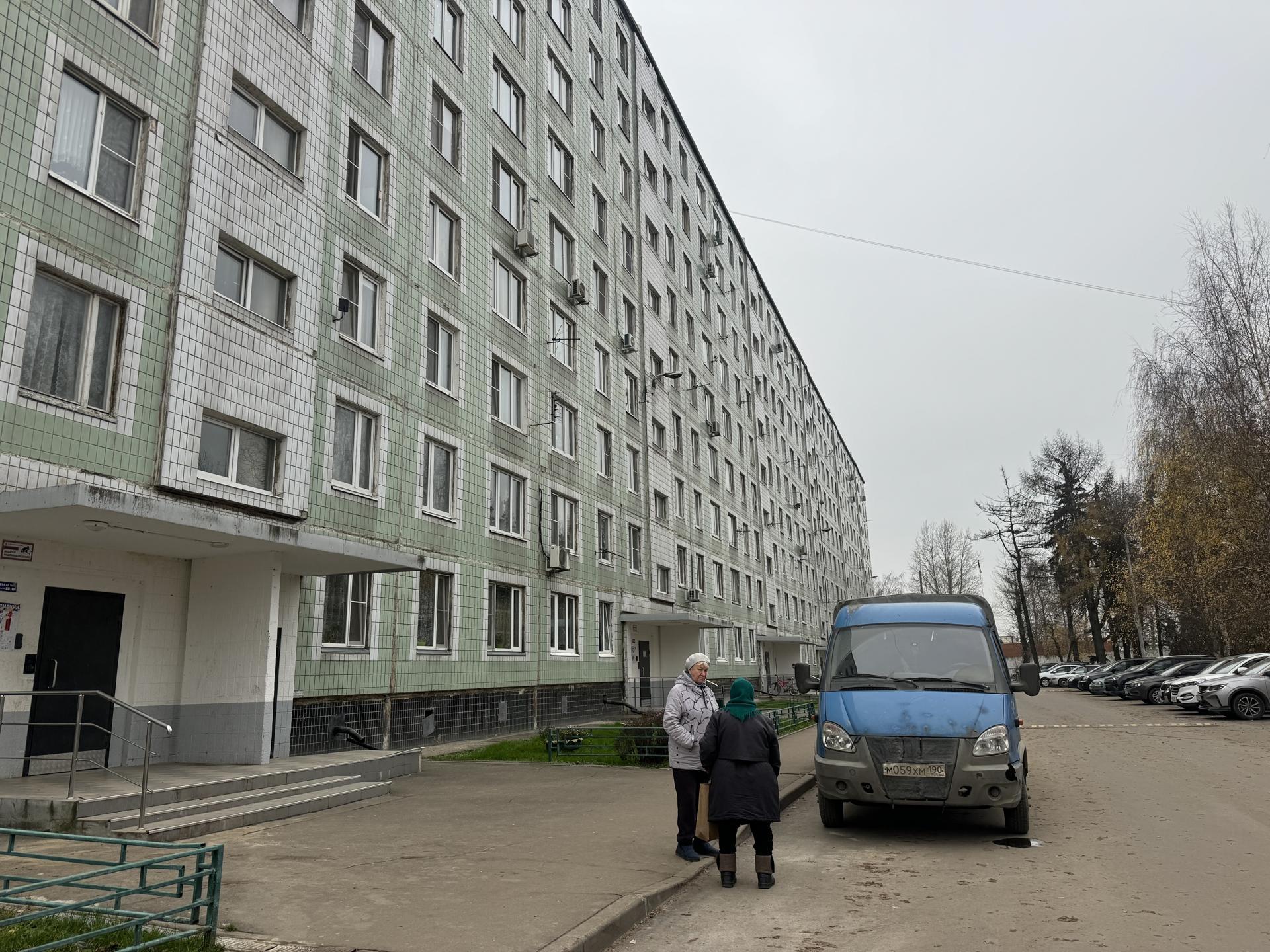 В поселке Молоково Ленинского городского округа в доме №6 активно ведутся работы по капитальному ремонту плоской кровли площадью 1500 квадратных метров В поселке Молоково Ленинского городского округа в доме №6 активно ведутся работы по капитальному ремонту плоской кровли площадью 1500 квадратных метров