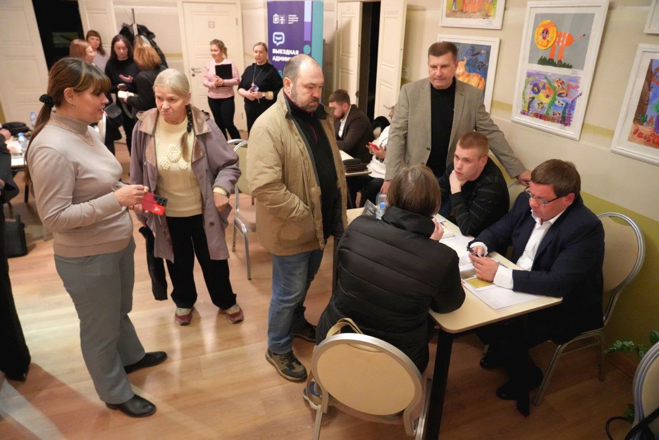 Сегодня провели приём жителей в формате «выездной администрации» в мкр Сегодня провели приём жителей в формате «выездной администрации» в мкр