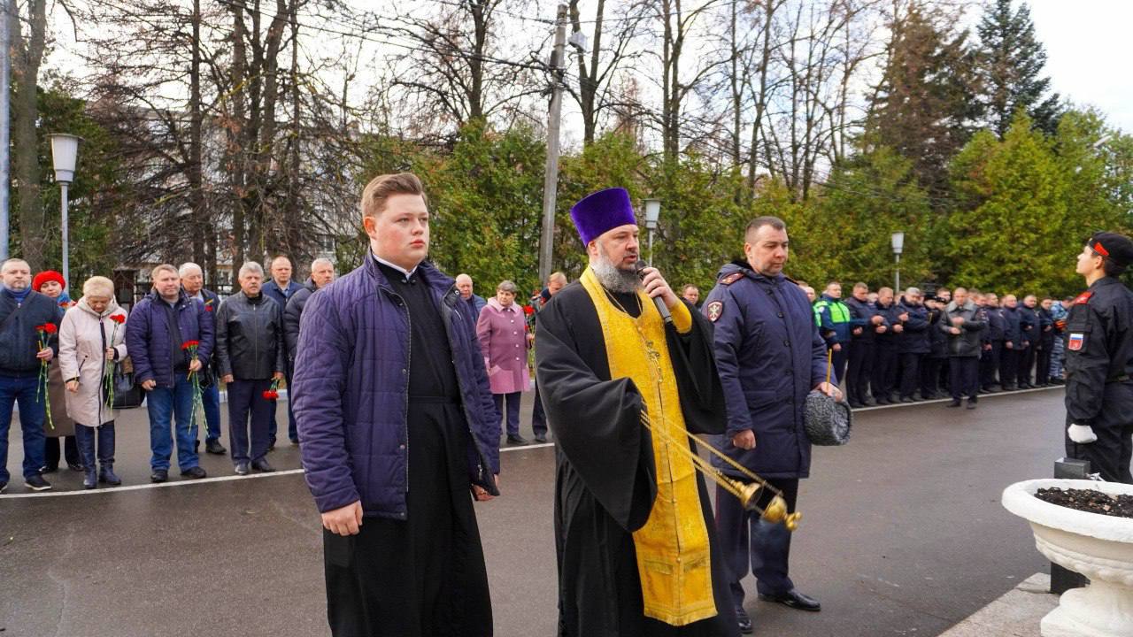 В Домодедово почтили память сотрудников органов внутренних дел, погибших при исполнении служебного долга В Домодедово почтили память сотрудников органов внутренних дел, погибших при исполнении служебного долга