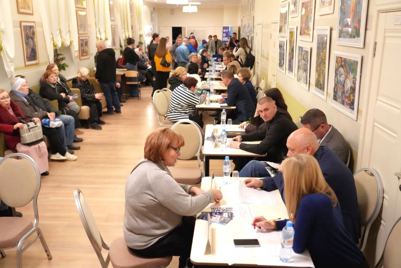 Сегодня провели приём жителей в формате «выездной администрации» в мкр Сегодня провели приём жителей в формате «выездной администрации» в мкр