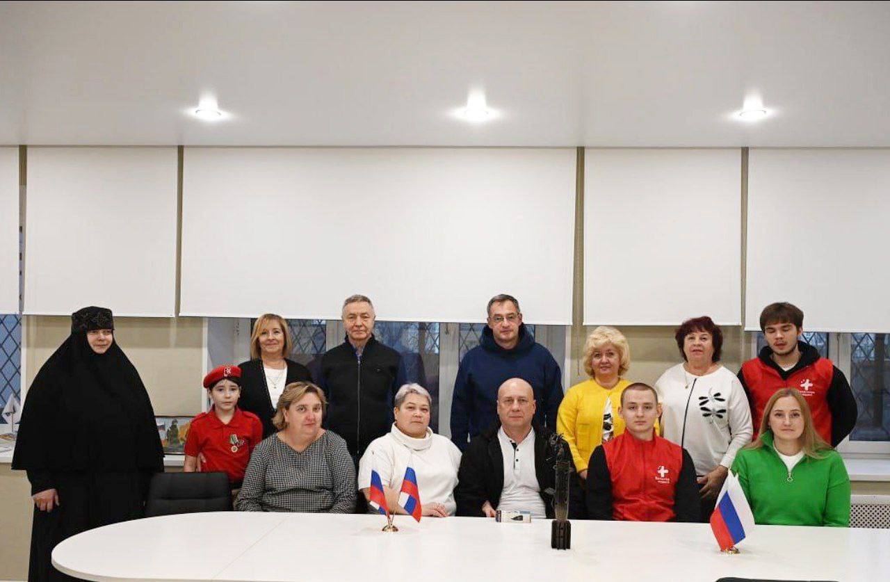 В Едином центре поддержки участников СВО и членов их семей прошла встреча с военнослужащим Александром и его супругой