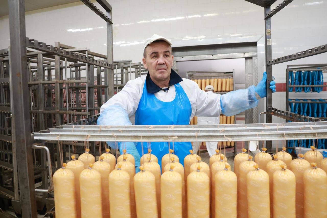 В рамках рабочего визита на АО «Протвинский мясокомбинат» глава городского округа Алексей Шимко и депутат окружного Совета Владимир Бармин поздравили сотрудницу предприятия Ярославу Макарову с получением государственной... В рамках рабочего визита на АО «Протвинский мясокомбинат» глава городского округа Алексей Шимко и депутат окружного Совета Владимир Бармин поздравили сотрудницу предприятия Ярославу Макарову с получением государственной...