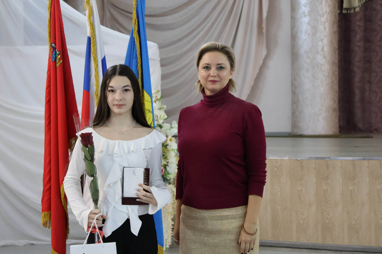 В Ступино прошла церемония вручения паспортов юным гражданам России В Ступино прошла церемония вручения паспортов юным гражданам России