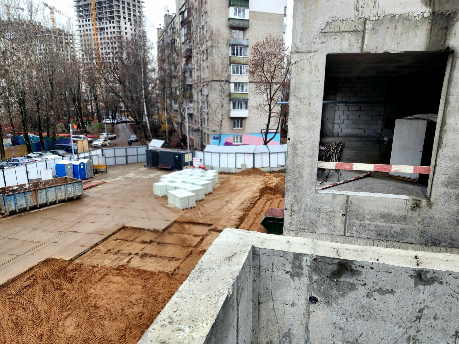 На стройке нового детского сада в Реутове приступили к возведению кровли На стройке нового детского сада в Реутове приступили к возведению кровли