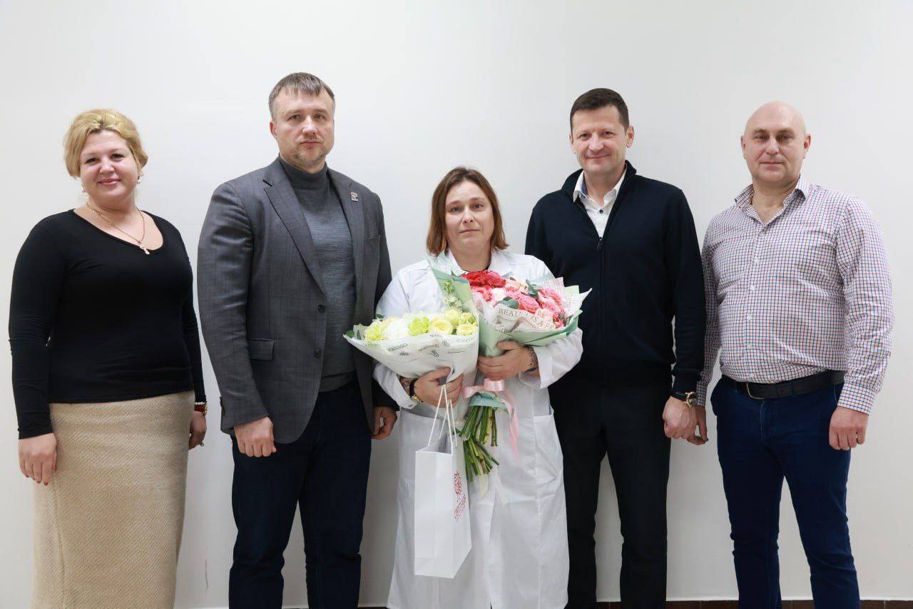 В рамках рабочего визита на АО «Протвинский мясокомбинат» глава городского округа Алексей Шимко и депутат окружного Совета Владимир Бармин поздравили сотрудницу предприятия Ярославу Макарову с получением государственной...