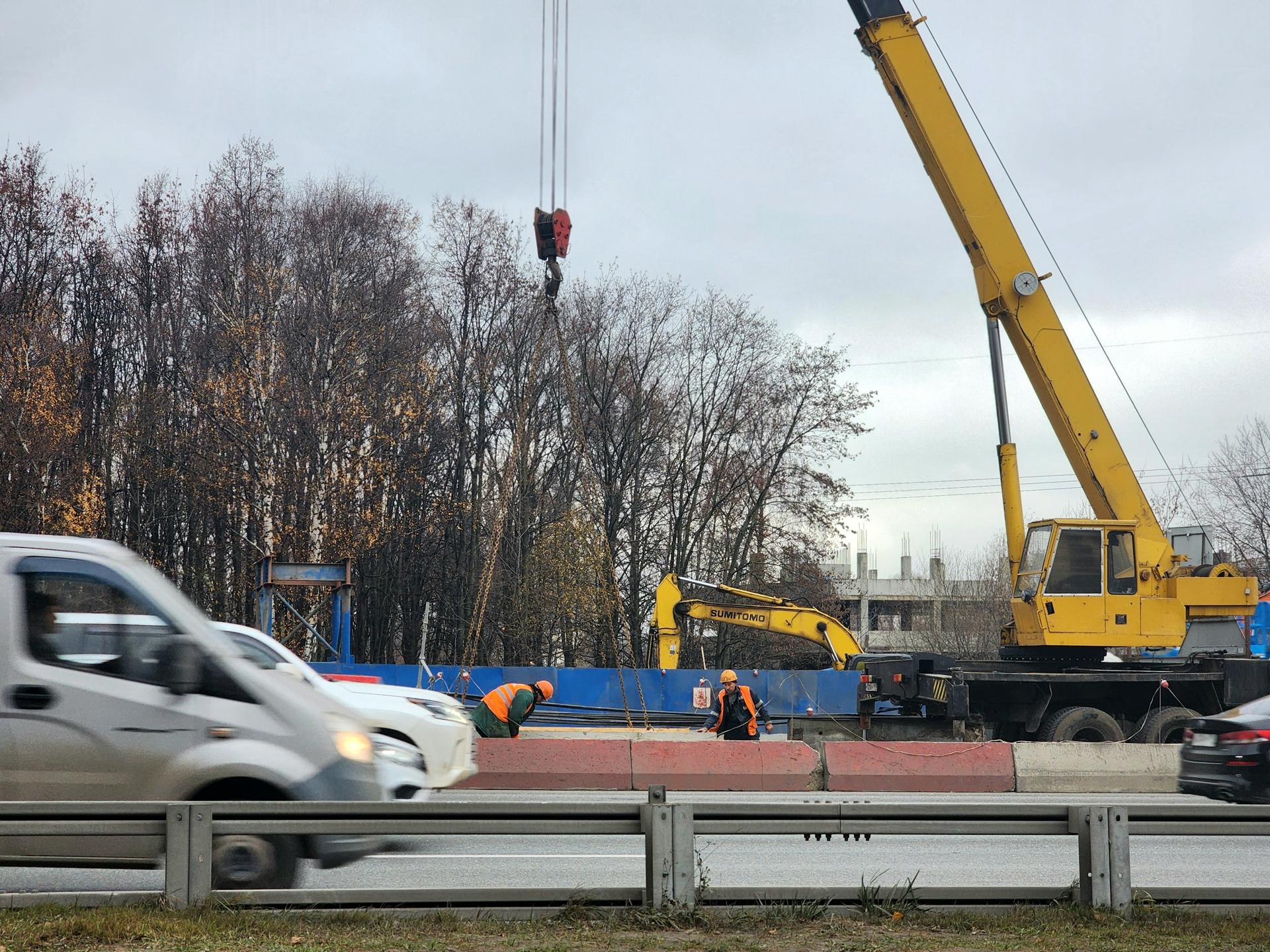 В Реутове возводят временный переход через МКАД у Горьковского шоссе В Реутове возводят временный переход через МКАД у Горьковского шоссе