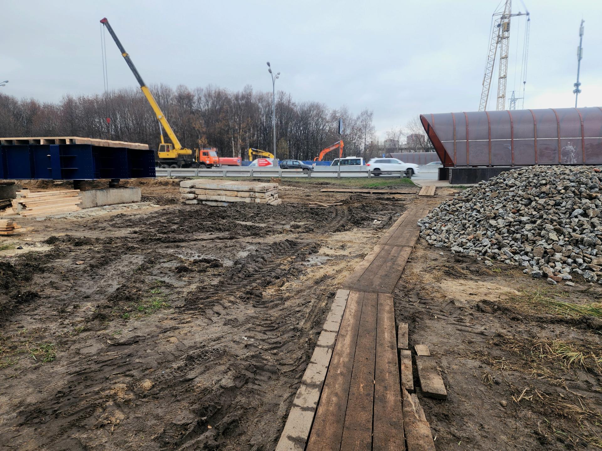 В Реутове возводят временный переход через МКАД у Горьковского шоссе В Реутове возводят временный переход через МКАД у Горьковского шоссе