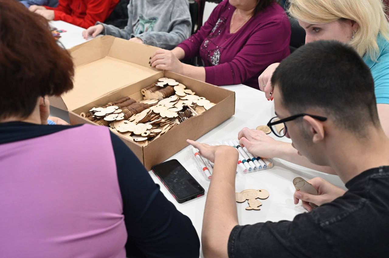 Мастер-класс для детей с особенностями провели в Центре поддержки участников СВО Мастер-класс для детей с особенностями провели в Центре поддержки участников СВО