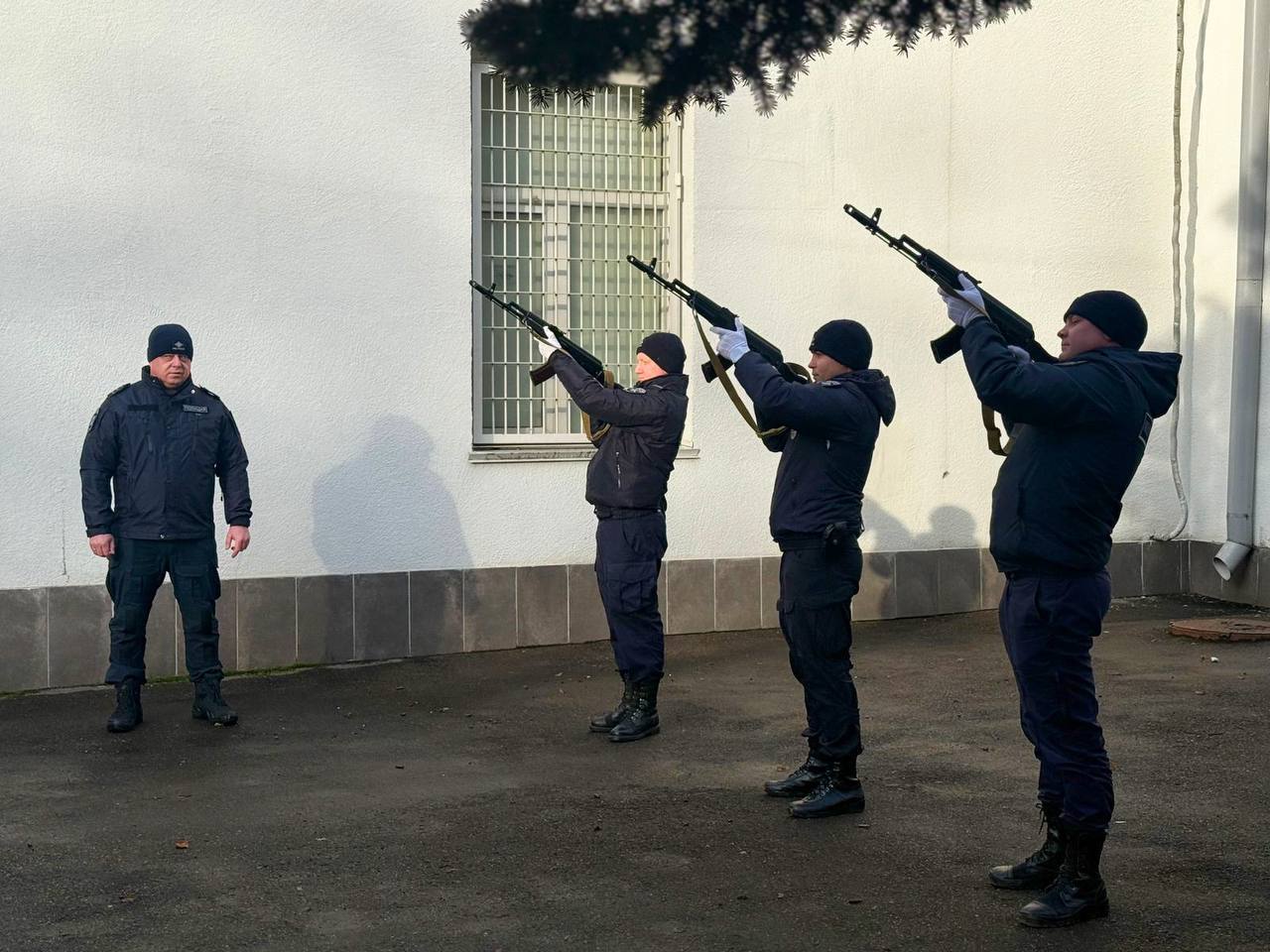 В Домодедово почтили память сотрудников органов внутренних дел, погибших при исполнении служебного долга В Домодедово почтили память сотрудников органов внутренних дел, погибших при исполнении служебного долга