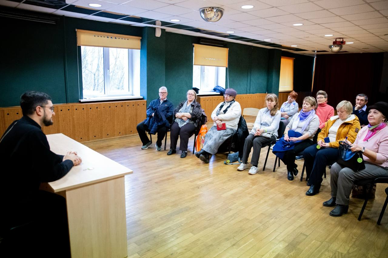 Подольчане серебряного возраста поговорили о вере и семейных ценностях на беседе со священнослужителем Подольчане серебряного возраста поговорили о вере и семейных ценностях на беседе со священнослужителем