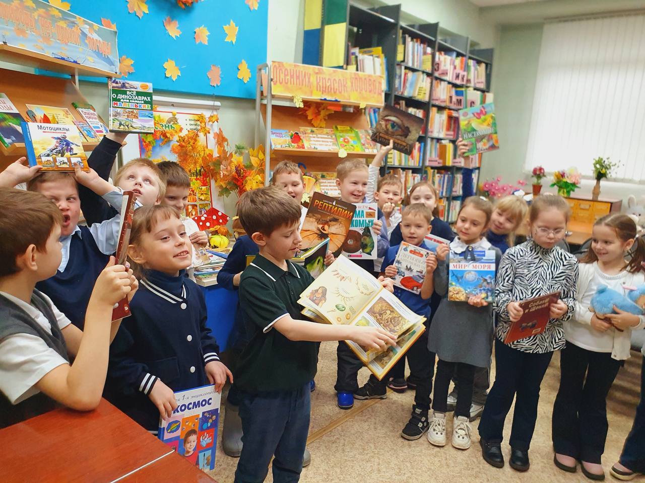 Читатели – книжек почитатели погрузились в атмосферу библиотеки муниципального округа Чехов Читатели – книжек почитатели погрузились в атмосферу библиотеки муниципального округа Чехов