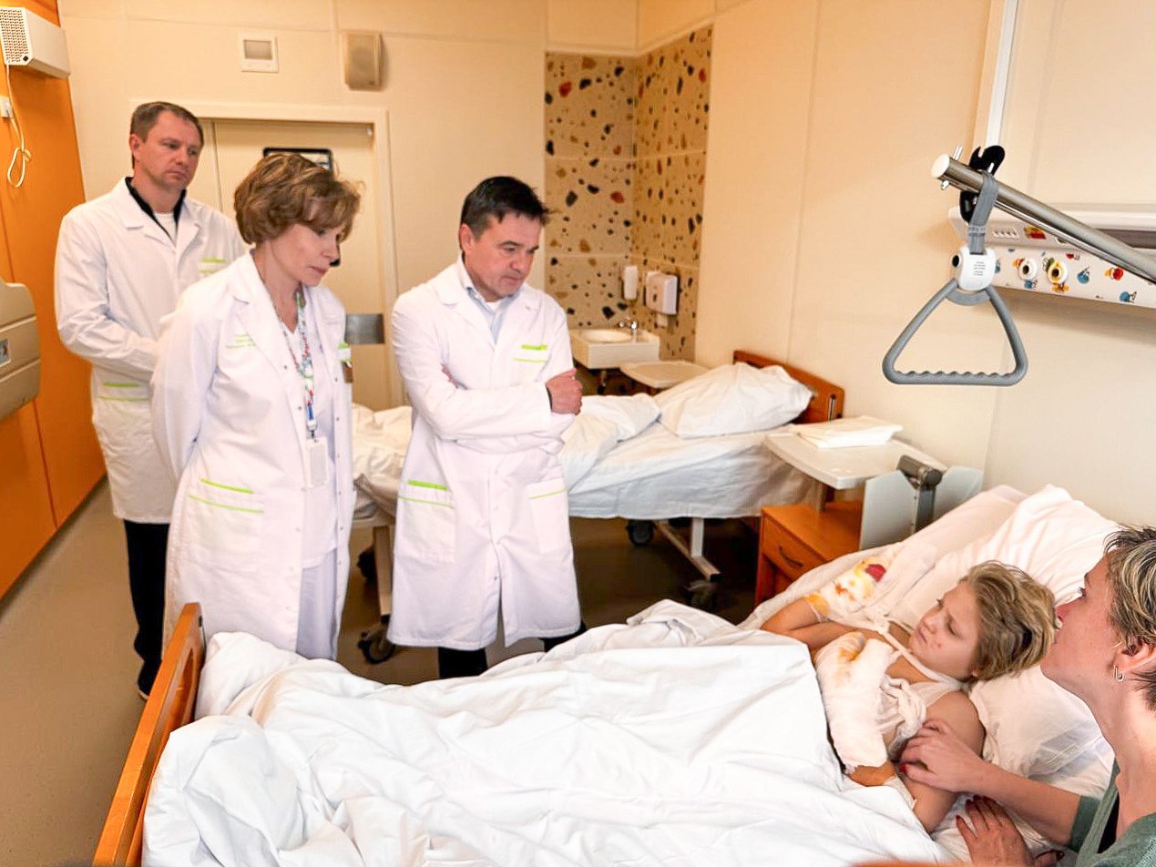 Дмитрий Волков: Вместе с нашим Губернатором Андреем Юрьевичем Воробьевым навестили в Детском клиническом центре им. Рошаля 9-летнего Глеба, который получил травмы в результате взрыва