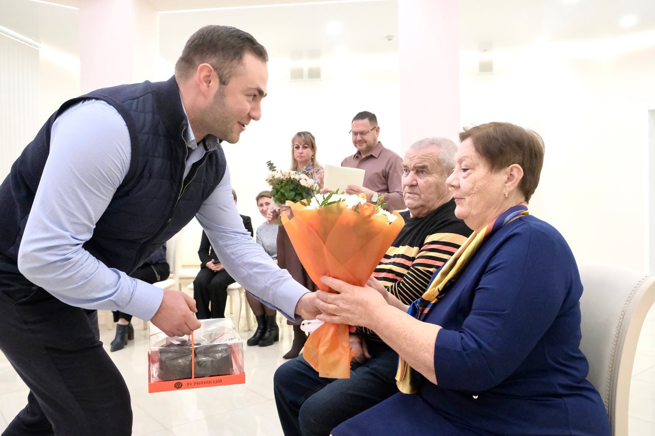 В Красногорском ЗАГСе торжественно отметили юбилеи супружеской жизни В Красногорском ЗАГСе торжественно отметили юбилеи супружеской жизни