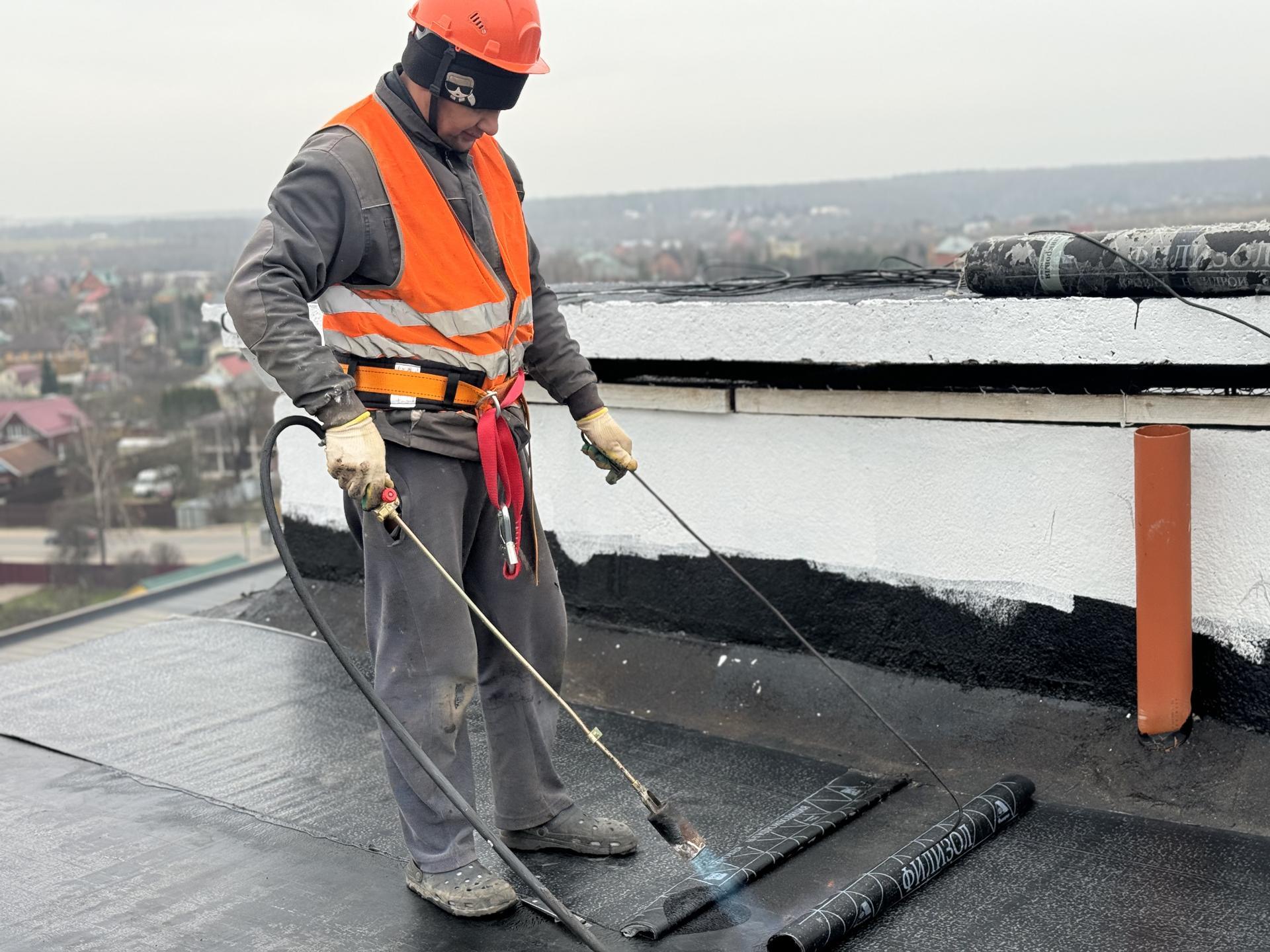 В поселке Молоково Ленинского городского округа в доме №6 активно ведутся работы по капитальному ремонту плоской кровли площадью 1500 квадратных метров В поселке Молоково Ленинского городского округа в доме №6 активно ведутся работы по капитальному ремонту плоской кровли площадью 1500 квадратных метров