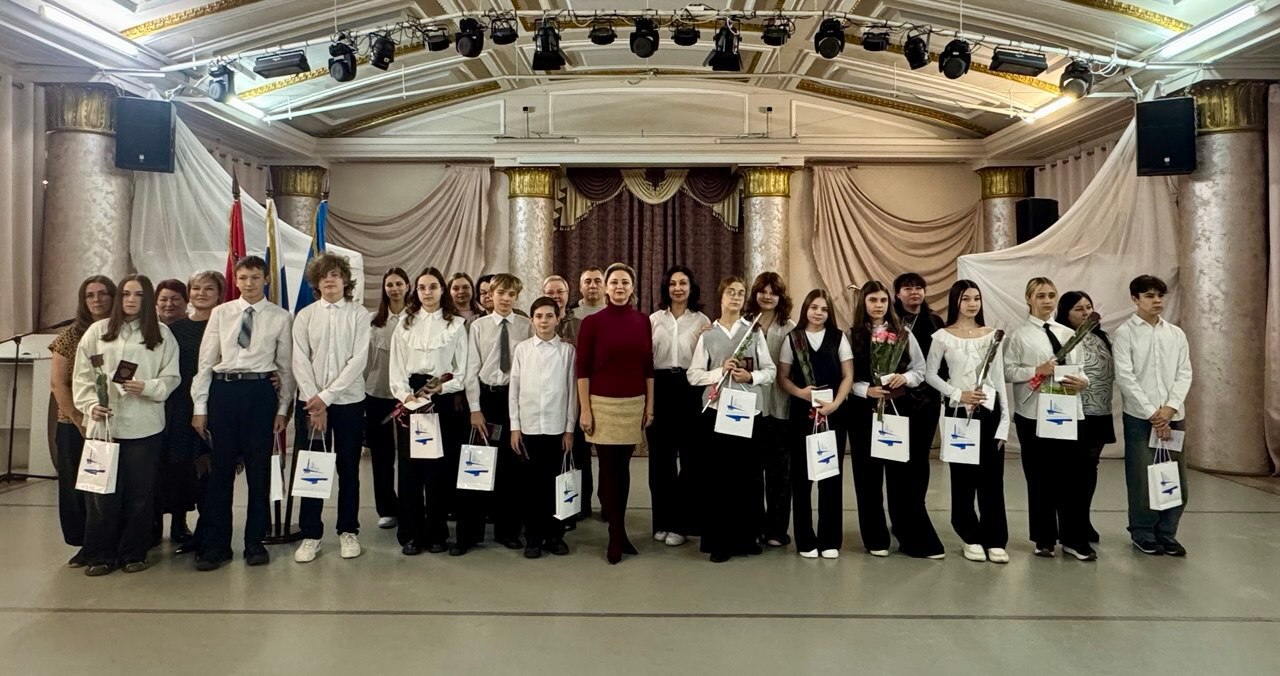 В Ступино прошла церемония вручения паспортов юным гражданам России В Ступино прошла церемония вручения паспортов юным гражданам России