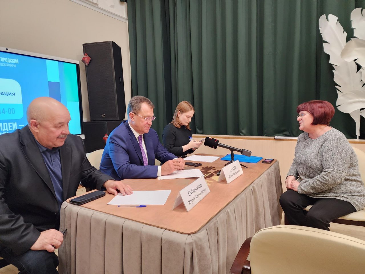 Староста деревни Большое Буньково Галина Гайбург обратилась к главе округа Игорю Сухину в рамках выездной администрации с просьбой оборудовать места для парковки