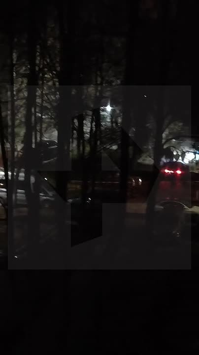 В соцсетях пишут, что ребенку повредило взрывом руку, когда он попытался поднять лежавшие на земле купюры у детской площадки в подмосковном Красногорске