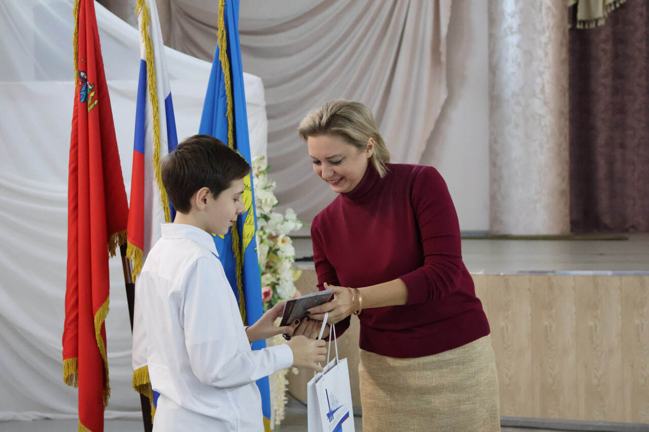 В Ступино прошла церемония вручения паспортов юным гражданам России В Ступино прошла церемония вручения паспортов юным гражданам России