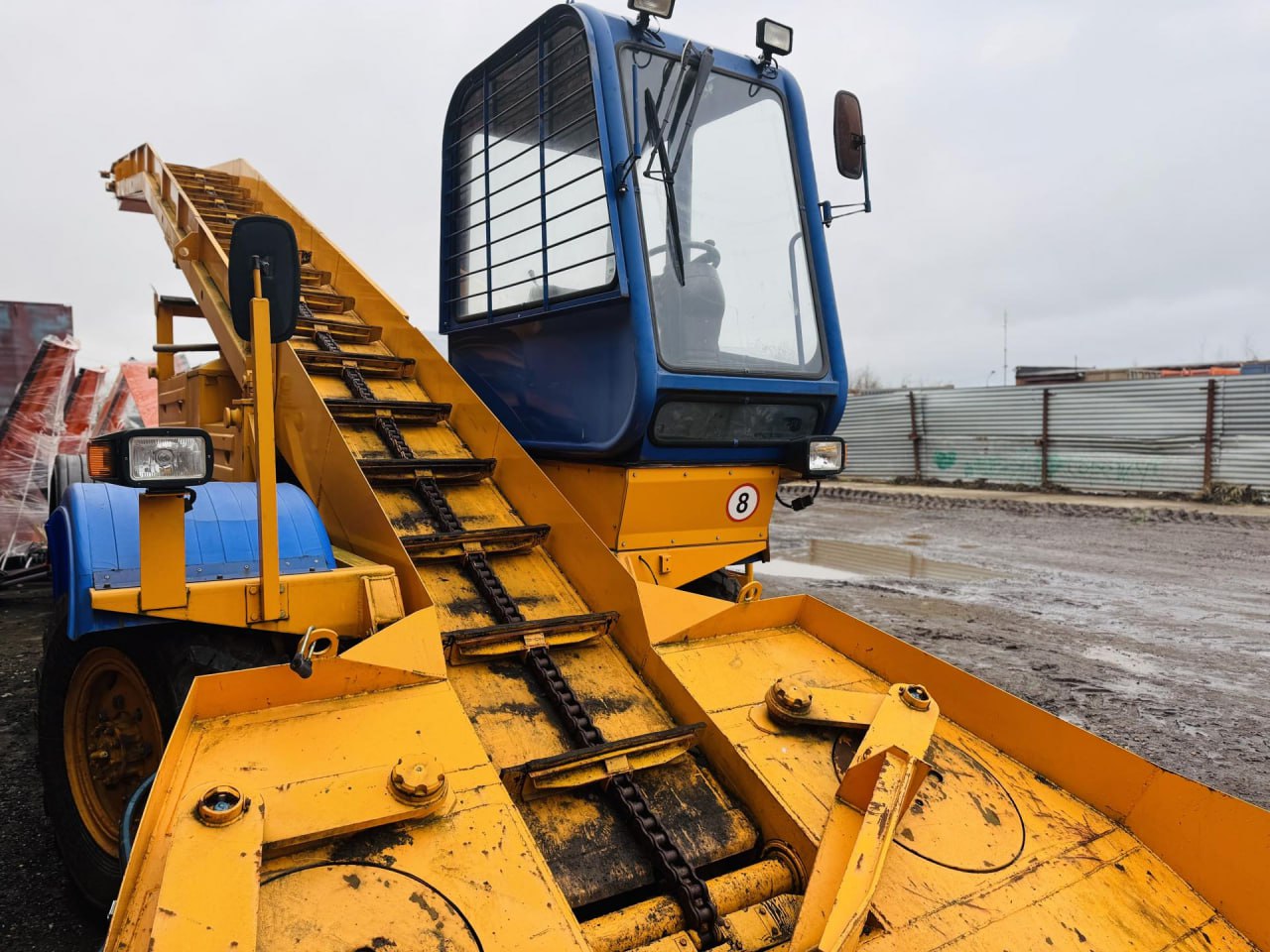 Парк МБУ «Благоустройство СП» пополнился новым лаповым погрузчиком