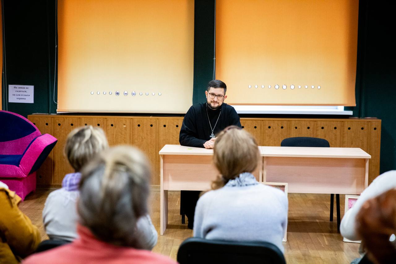 Подольчане серебряного возраста поговорили о вере и семейных ценностях на беседе со священнослужителем