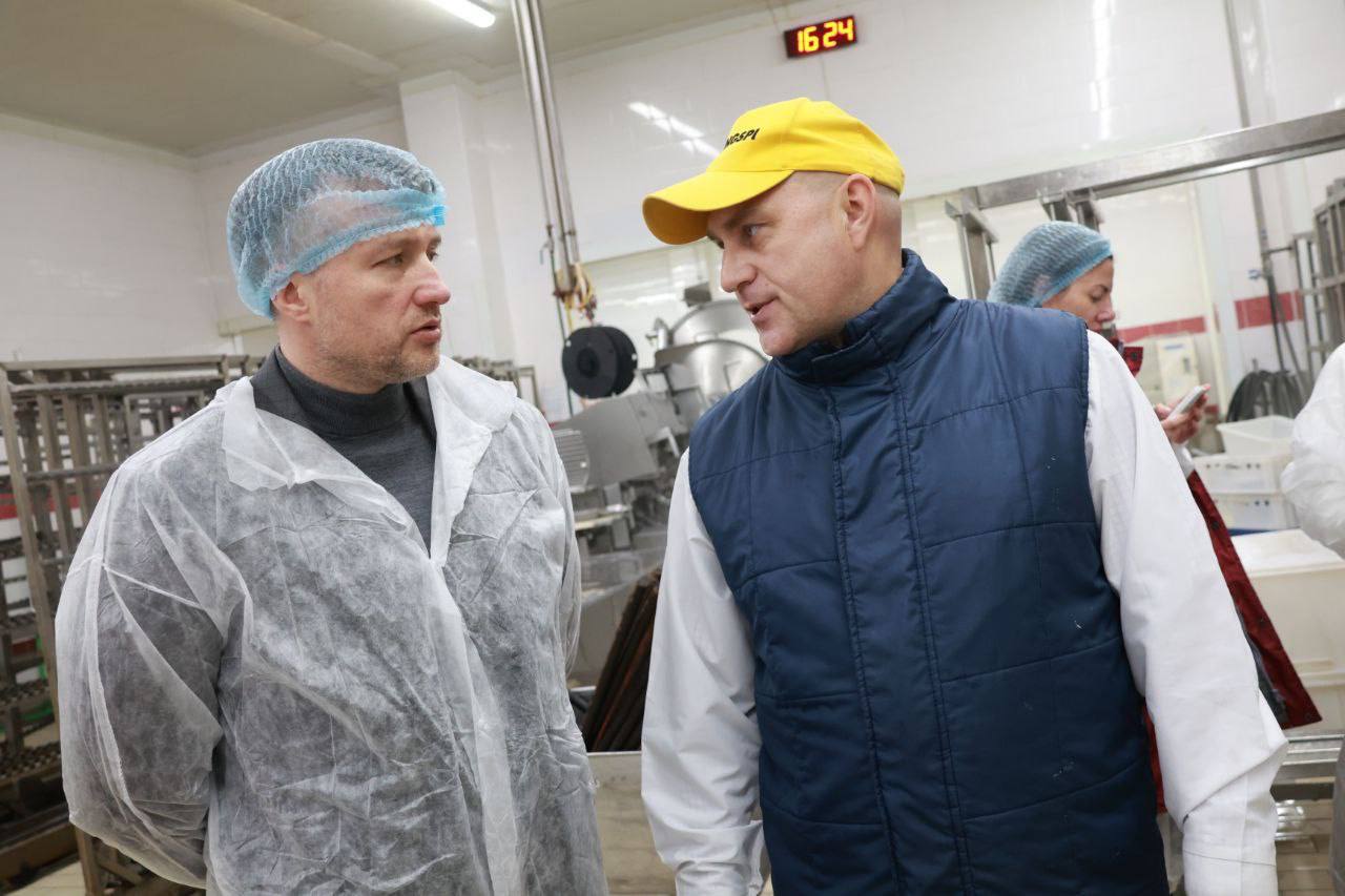 В рамках рабочего визита на АО «Протвинский мясокомбинат» глава городского округа Алексей Шимко и депутат окружного Совета Владимир Бармин поздравили сотрудницу предприятия Ярославу Макарову с получением государственной... В рамках рабочего визита на АО «Протвинский мясокомбинат» глава городского округа Алексей Шимко и депутат окружного Совета Владимир Бармин поздравили сотрудницу предприятия Ярославу Макарову с получением государственной...