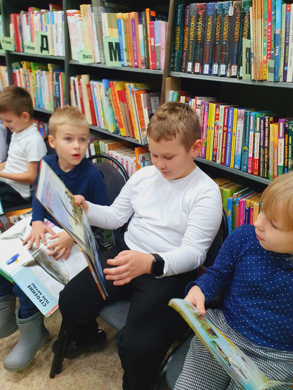 Читатели – книжек почитатели погрузились в атмосферу библиотеки муниципального округа Чехов Читатели – книжек почитатели погрузились в атмосферу библиотеки муниципального округа Чехов