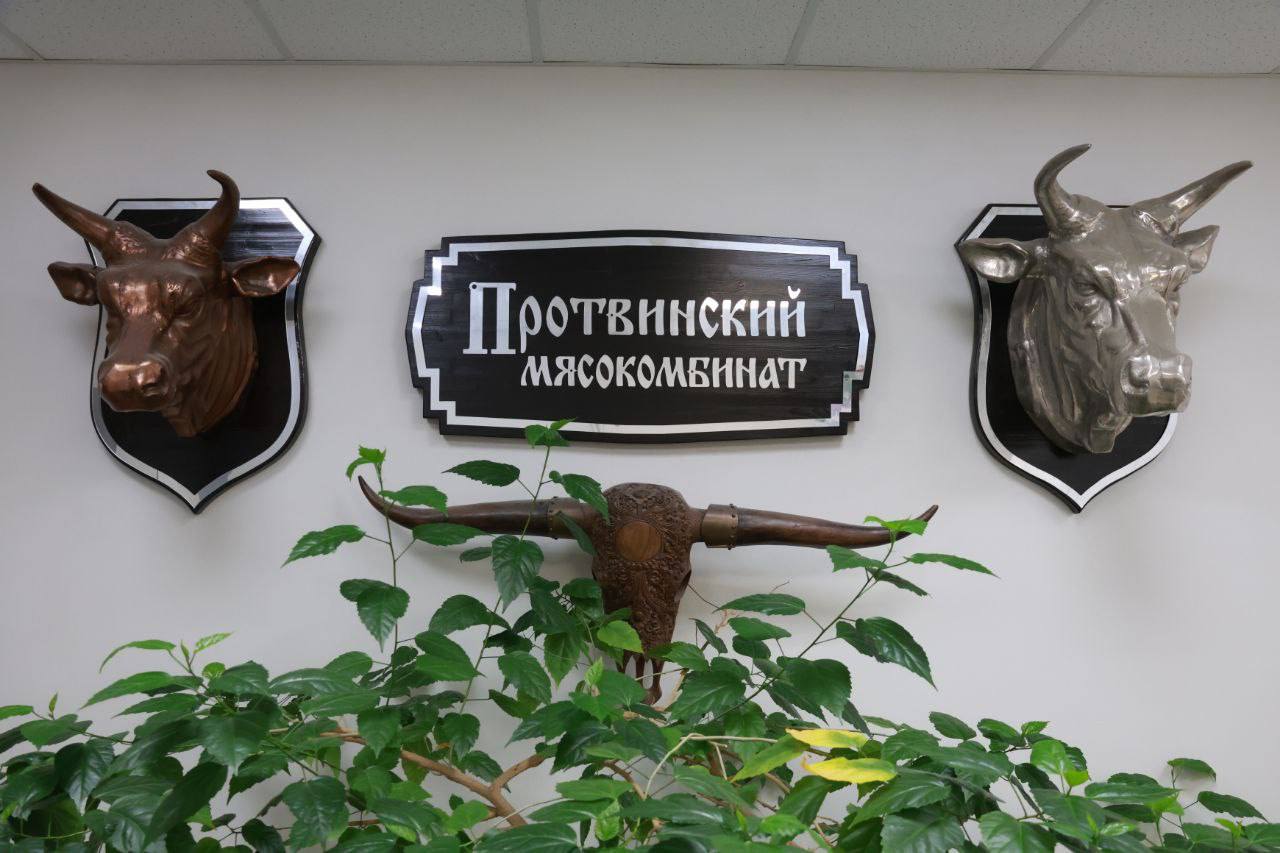 В рамках рабочего визита на АО «Протвинский мясокомбинат» глава городского округа Алексей Шимко и депутат окружного Совета Владимир Бармин поздравили сотрудницу предприятия Ярославу Макарову с получением государственной... В рамках рабочего визита на АО «Протвинский мясокомбинат» глава городского округа Алексей Шимко и депутат окружного Совета Владимир Бармин поздравили сотрудницу предприятия Ярославу Макарову с получением государственной...