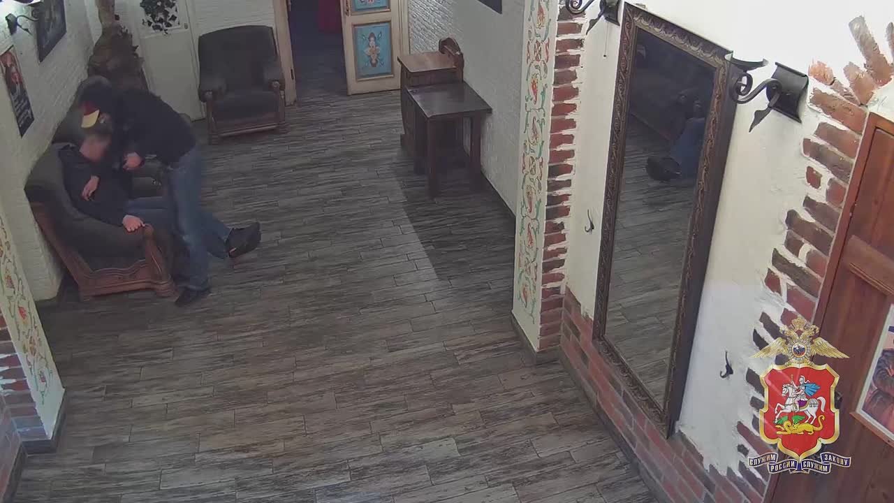 В Химках полицейские задержали мужчину, который в ресторане похитил у спящего посетителя телефон и часы