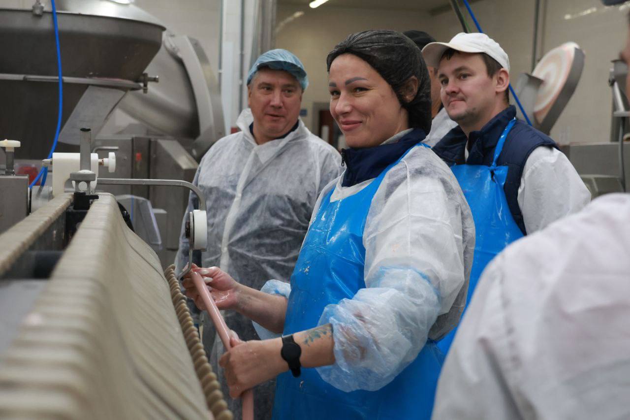 В рамках рабочего визита на АО «Протвинский мясокомбинат» глава городского округа Алексей Шимко и депутат окружного Совета Владимир Бармин поздравили сотрудницу предприятия Ярославу Макарову с получением государственной... В рамках рабочего визита на АО «Протвинский мясокомбинат» глава городского округа Алексей Шимко и депутат окружного Совета Владимир Бармин поздравили сотрудницу предприятия Ярославу Макарову с получением государственной...