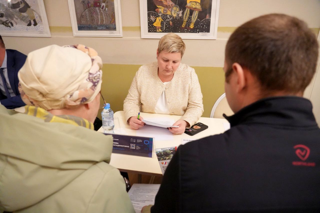 Сегодня провели приём жителей в формате «выездной администрации» в мкр Сегодня провели приём жителей в формате «выездной администрации» в мкр