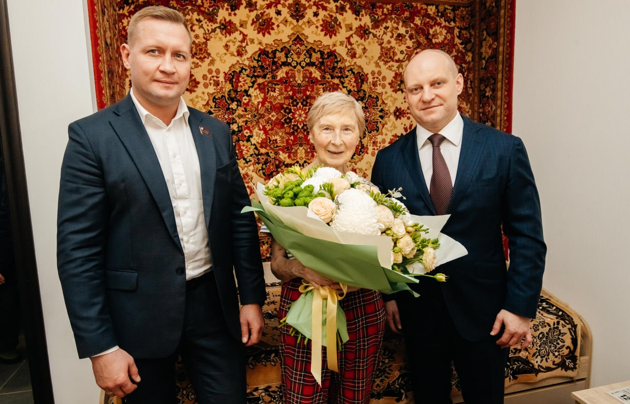 Максим Красноцветов: Сегодня навестили Галину Павловну, участницу госпрограммы по переселению жителей из аварийного фонда