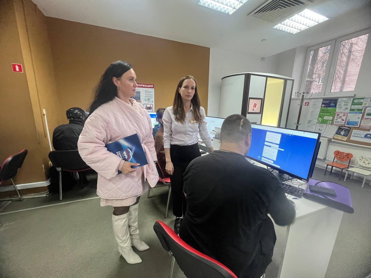 Бойцу СВО подробно рассказали о льготах и субсидиях в МФЦ Ивантеевки