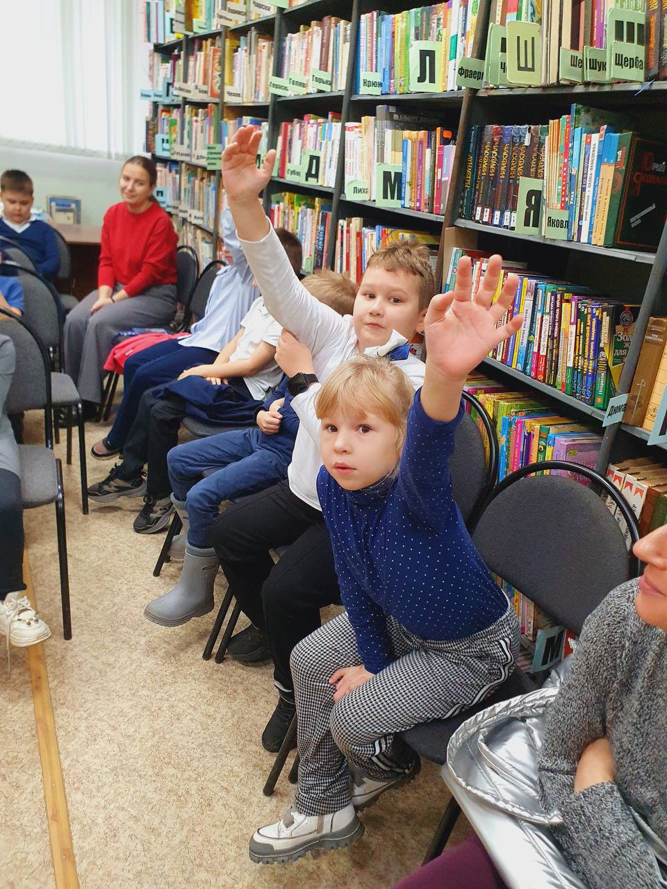 Читатели – книжек почитатели погрузились в атмосферу библиотеки муниципального округа Чехов Читатели – книжек почитатели погрузились в атмосферу библиотеки муниципального округа Чехов