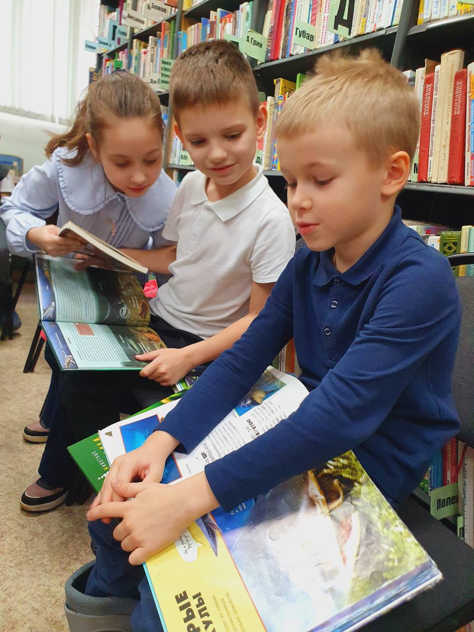 Читатели – книжек почитатели погрузились в атмосферу библиотеки муниципального округа Чехов Читатели – книжек почитатели погрузились в атмосферу библиотеки муниципального округа Чехов