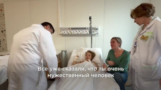 «Галин, хорош плакать». Губернатор Подмосковья Андрей Воробьев навестил в больнице мальчика, которому оторвало пальцы после взрыва купюры в Красногорске