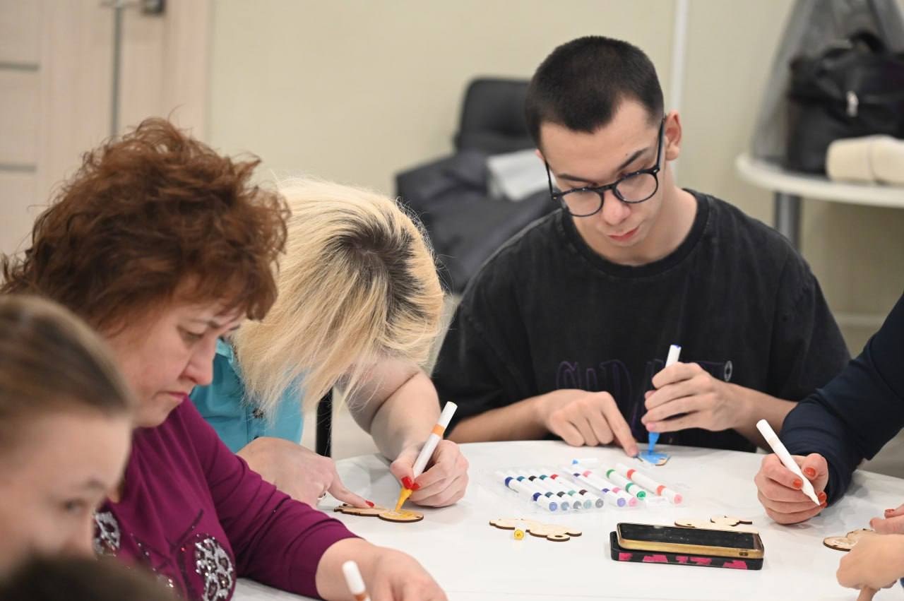 Мастер-класс для детей с особенностями провели в Центре поддержки участников СВО Мастер-класс для детей с особенностями провели в Центре поддержки участников СВО