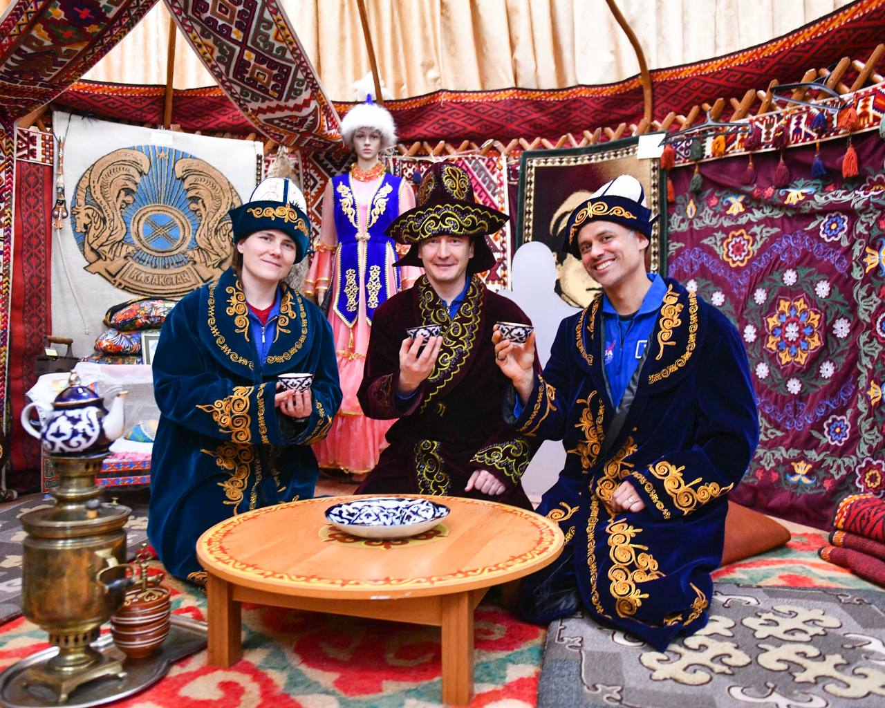 На Байконуре подняли флаги и почтили память основоположников отечественной космонавтики На Байконуре подняли флаги и почтили память основоположников отечественной космонавтики