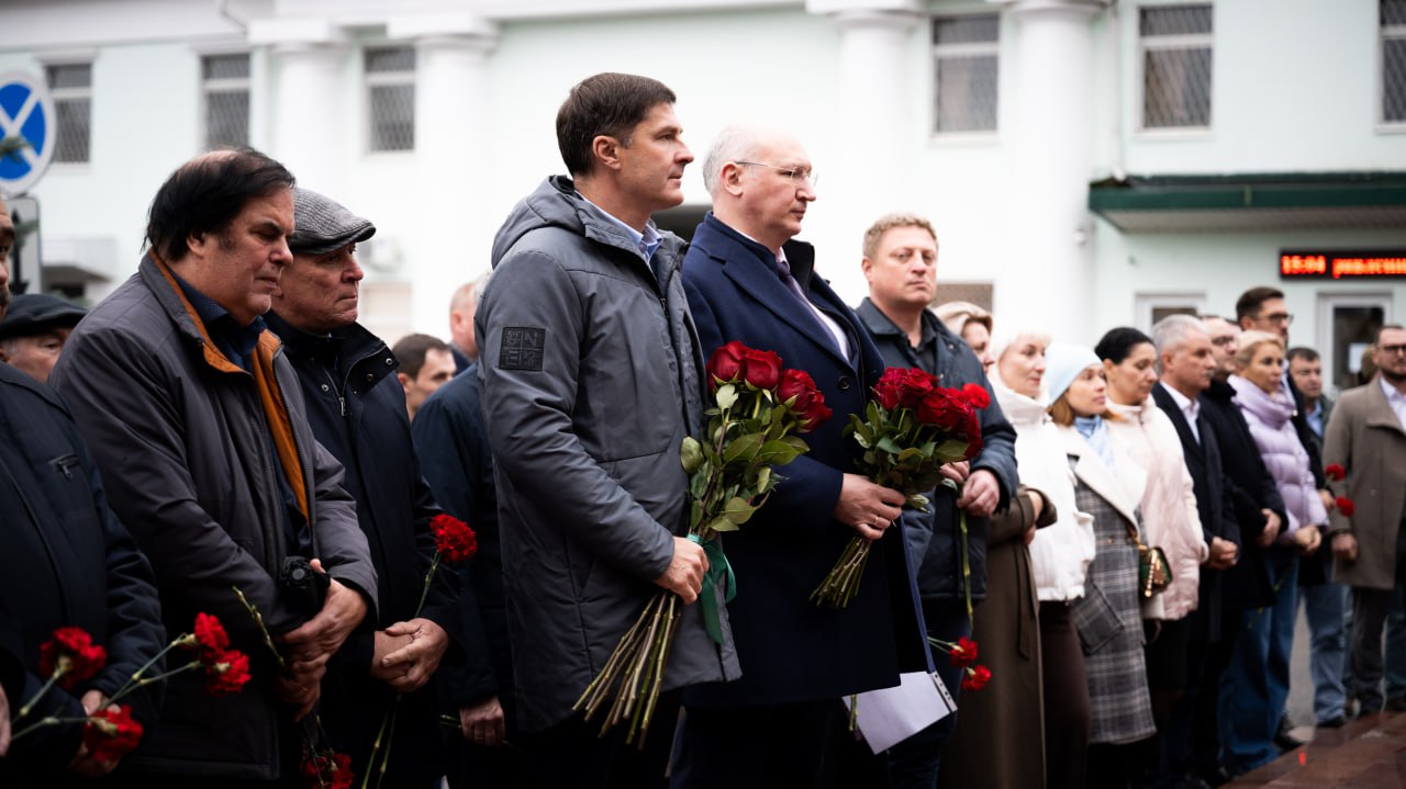 Владимир Волков: Память почётного гражданина Дзержинского — Бориса Петровича Жукова — почтили накануне с руководством и коллективом ФЦДТ «Союз» Владимир Волков: Память почётного гражданина Дзержинского — Бориса Петровича Жукова — почтили накануне с руководством и коллективом ФЦДТ «Союз»